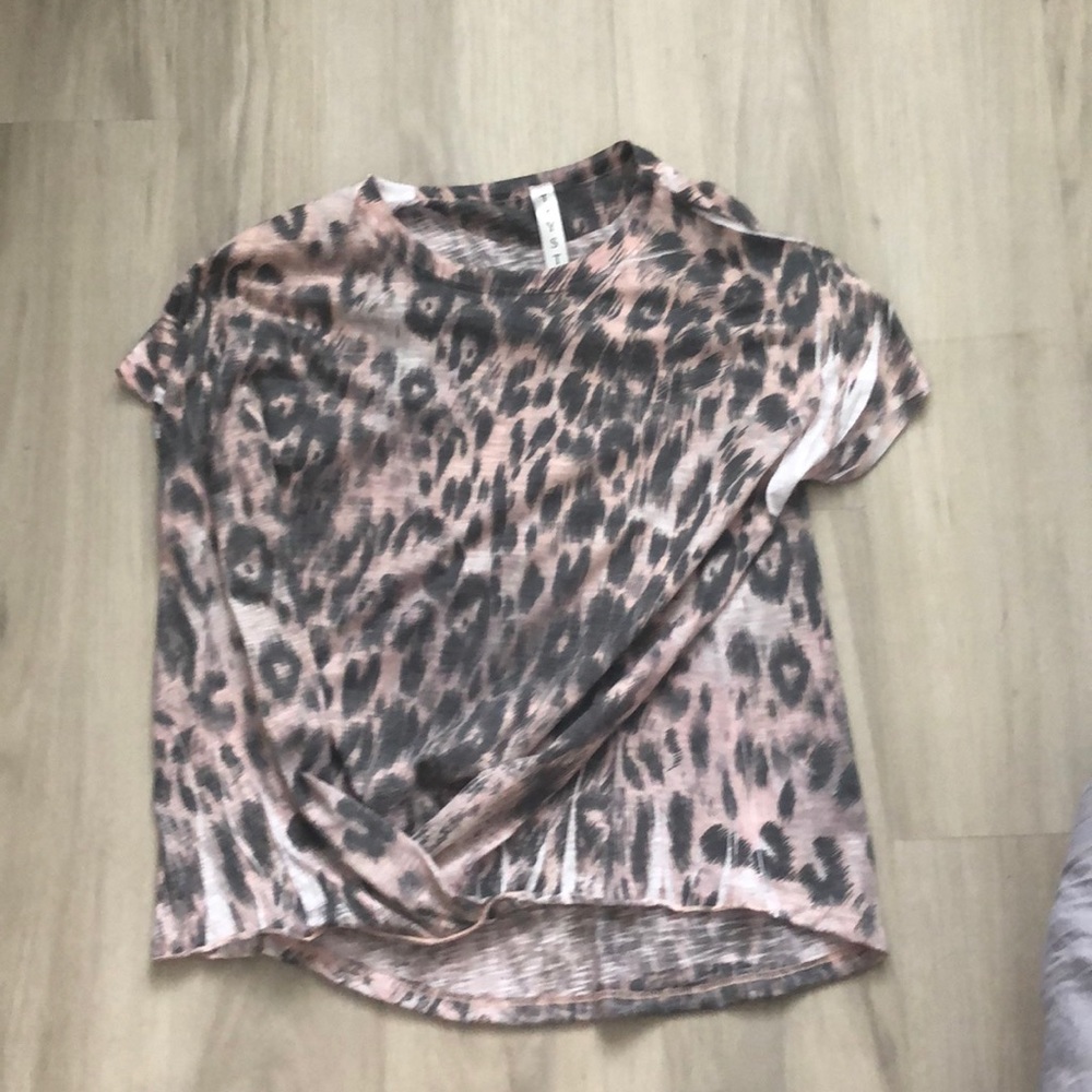 Brand new short sleeve top with knotted front